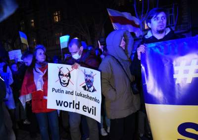 Tysiące krakowian przed konsulatem Rosji, fot. Marek Lasyk - zdjęcie 35