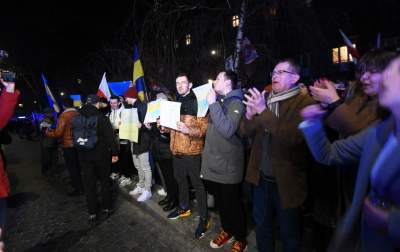 Tysiące krakowian przed konsulatem Rosji, fot. Marek Lasyk - zdjęcie 17