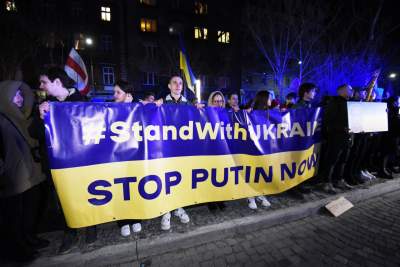 Tysiące krakowian przed konsulatem Rosji, fot. Marek Lasyk - zdjęcie 7