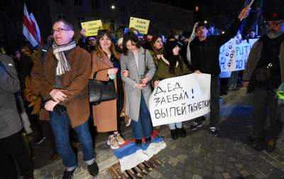 Tysiące krakowian przed konsulatem Rosji, fot. Marek Lasyk - zdjęcie 21