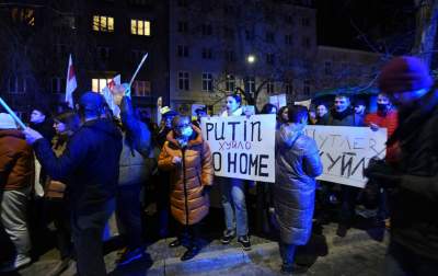 Tysiące krakowian przed konsulatem Rosji, fot. Marek Lasyk - zdjęcie 13