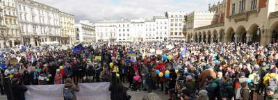 Hymn Ukrainy, wspólna modlitwa, braterstwo. Antywojenna manifestacja na Rynku - zdjęcie 5