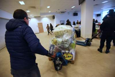 Magazyn darów na stadionie Wisły, fot. Marek Lasyk - zdjęcie 11