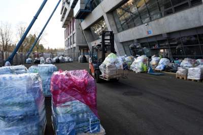 Magazyn darów na stadionie Wisły, fot. Marek Lasyk - zdjęcie 18