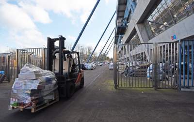 Magazyn darów na stadionie Wisły, fot. Marek Lasyk - zdjęcie 25