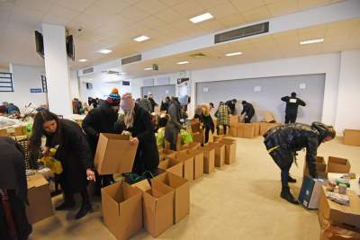 Magazyn darów na stadionie Wisły, fot. Marek Lasyk - zdjęcie 5