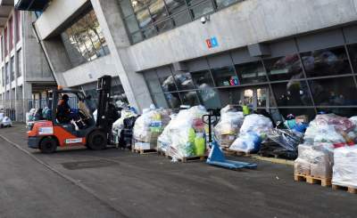 Magazyn darów na stadionie Wisły, fot. Marek Lasyk - zdjęcie 17