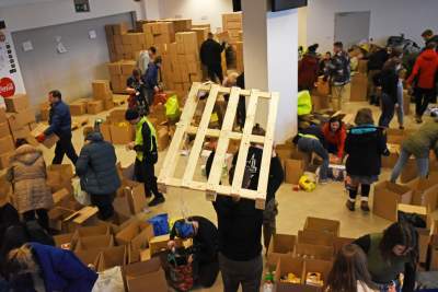 Magazyn darów na stadionie Wisły, fot. Marek Lasyk - zdjęcie 4