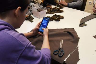 Robią siatki maskujące dla ukraińskiego wojska, potrzeba rąk do pracy - zdjęcie 2