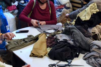 Robią siatki maskujące dla ukraińskiego wojska, potrzeba rąk do pracy - zdjęcie 3