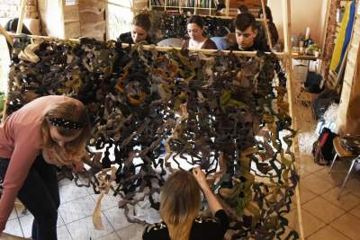 Robią siatki maskujące dla ukraińskiego wojska, potrzeba rąk do pracy - zdjęcie 8