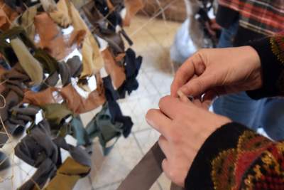 Robią siatki maskujące dla ukraińskiego wojska, potrzeba rąk do pracy - zdjęcie 7