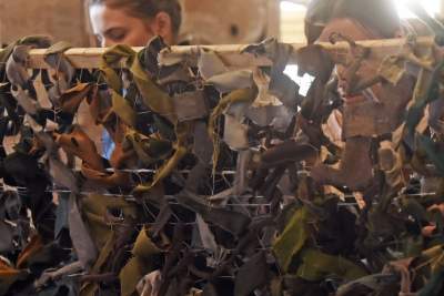 Robią siatki maskujące dla ukraińskiego wojska, potrzeba rąk do pracy - zdjęcie 14