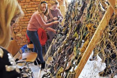 Robią siatki maskujące dla ukraińskiego wojska, potrzeba rąk do pracy - zdjęcie 12