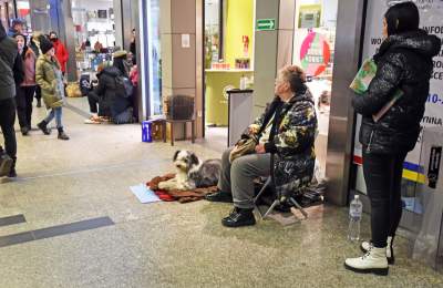 One też uciekają przed wojną. Sceny z krakowskiego dworca - zdjęcie 5