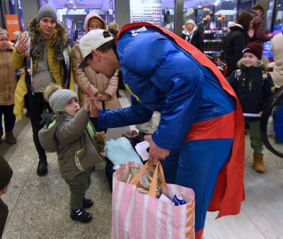 Z pomocą przyszedł nawet Superman. Przyniósł prezenty i uśmiech - zdjęcie 4