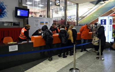 Raport z oblężonego dworca: dzień 15. Fot. Marek Lasyk - zdjęcie 7