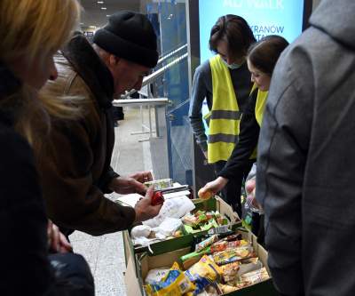 Raport z oblężonego dworca: dzień 15. Fot. Marek Lasyk - zdjęcie 11