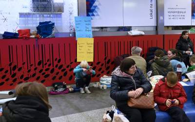 Raport z oblężonego dworca: dzień 15. Fot. Marek Lasyk - zdjęcie 3