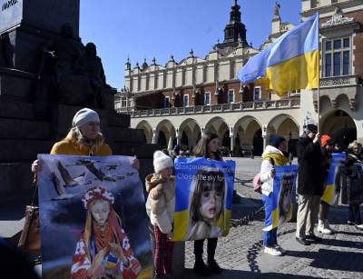 Ukraińscy uchodźcy protestują na Rynku Głównym. Jeden postulat - zdjęcie 1