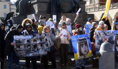 Ukraińscy uchodźcy protestują na Rynku Głównym. Jeden postulat - zdjęcie 16