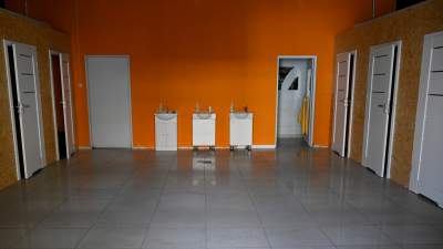 Zamieszka tu kilkuset uchodźców z Ukrainy. Sale pomalowali studenci ASP - zdjęcie 15