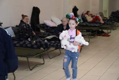 Już ponad stu uchodźców zakwaterowano w dawnej galerii Plaza. Przygotowano 390 miejsc - zdjęcie 16