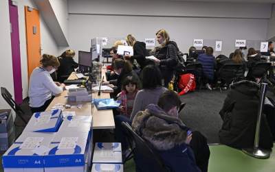 Tauron Arena: tłum uchodźców z Ukrainy w kolejce po PESEL - zdjęcie 12