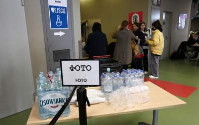 Tauron Arena: tłum uchodźców z Ukrainy w kolejce po PESEL - zdjęcie 18