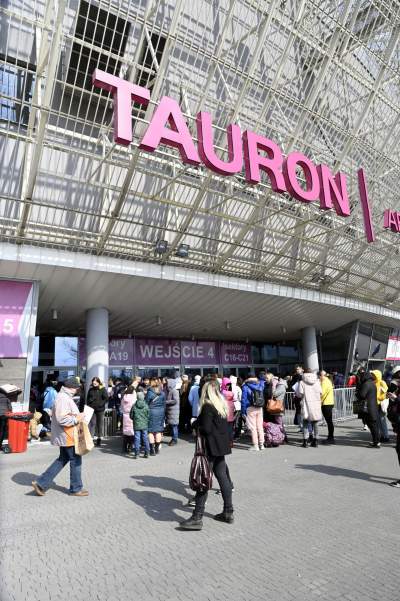 Tauron Arena: tłum uchodźców z Ukrainy w kolejce po PESEL - zdjęcie 4