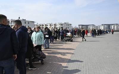 Tauron Arena: tłum uchodźców z Ukrainy w kolejce po PESEL - zdjęcie 1