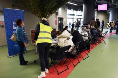 Tauron Arena: tłum uchodźców z Ukrainy w kolejce po PESEL - zdjęcie 15