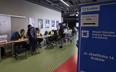 Tauron Arena: tłum uchodźców z Ukrainy w kolejce po PESEL - zdjęcie 20