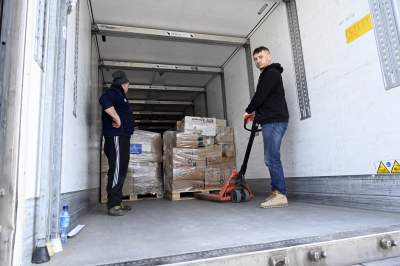 Praca w sortowni darów dla walczącej Ukrainy, fot. Marek Lasyk - zdjęcie 1