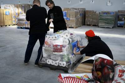 Praca w sortowni darów dla walczącej Ukrainy, fot. Marek Lasyk - zdjęcie 9