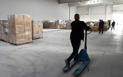 Praca w sortowni darów dla walczącej Ukrainy, fot. Marek Lasyk - zdjęcie 10