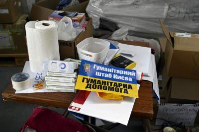 Praca w sortowni darów dla walczącej Ukrainy, fot. Marek Lasyk - zdjęcie 7