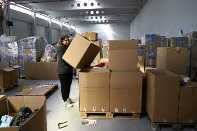 Praca w sortowni darów dla walczącej Ukrainy, fot. Marek Lasyk - zdjęcie 17