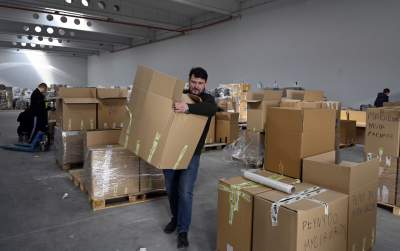 Praca w sortowni darów dla walczącej Ukrainy, fot. Marek Lasyk - zdjęcie 16