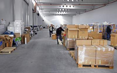 Praca w sortowni darów dla walczącej Ukrainy, fot. Marek Lasyk - zdjęcie 8