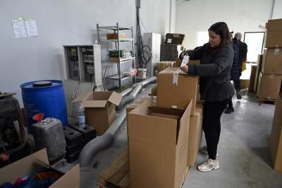 Praca w sortowni darów dla walczącej Ukrainy, fot. Marek Lasyk - zdjęcie 12