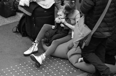 Dzieci z dworca Kraków Główny. Miasto przyjęło kilkadziesiąt tysięcy małych uchodźców - zdjęcie 1