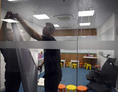 Schronienie dla uchodźców w dawnym Tesco. Bardzo starannie przygotowane - zdjęcie 20