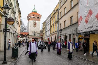 Przez centrum Krakowa przeszedł kondukt z prochami Krzysztofa Pendereckiego - zdjęcie 10