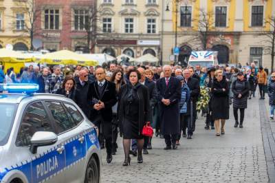 Przez centrum Krakowa przeszedł kondukt z prochami Krzysztofa Pendereckiego - zdjęcie 19