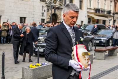 Przez centrum Krakowa przeszedł kondukt z prochami Krzysztofa Pendereckiego - zdjęcie 30