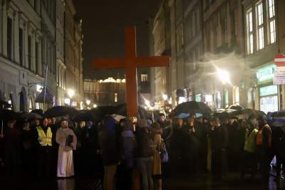 Akademicka Droga Krzyżowa na ulicach Krakowa. Wyszło dwa tysiące osób - zdjęcie 1