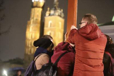 Akademicka Droga Krzyżowa na ulicach Krakowa. Wyszło dwa tysiące osób - zdjęcie 8