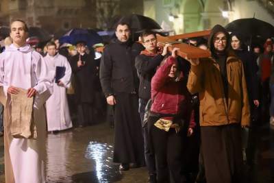 Akademicka Droga Krzyżowa na ulicach Krakowa. Wyszło dwa tysiące osób - zdjęcie 3