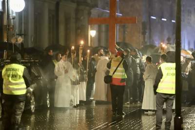 Akademicka Droga Krzyżowa na ulicach Krakowa. Wyszło dwa tysiące osób - zdjęcie 2